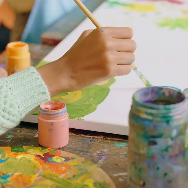 Et barn som maler