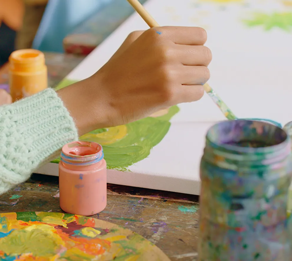 Et barn som maler