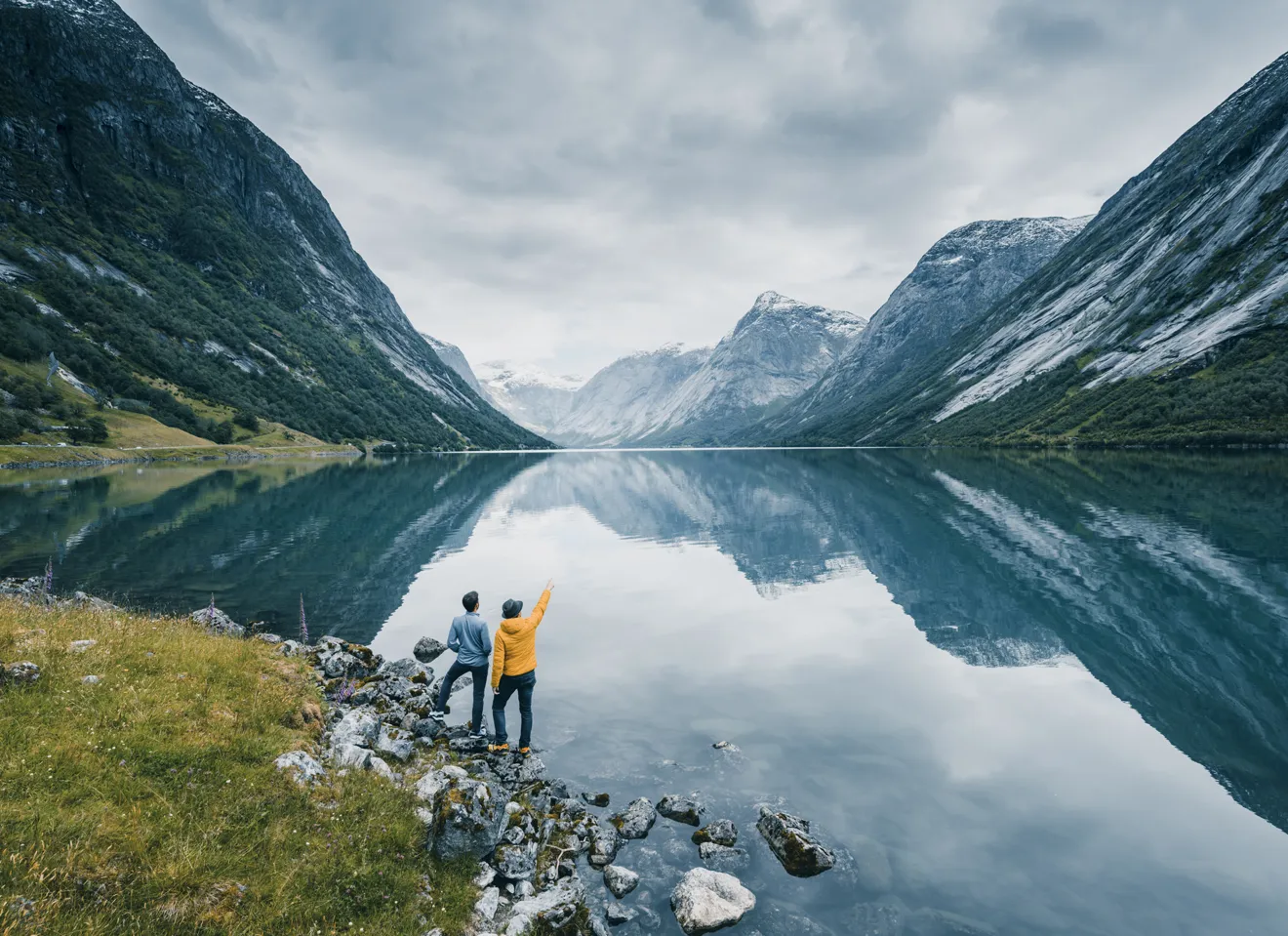 Foto av et majestetisk norsk landskap med to personer i forgrunnen