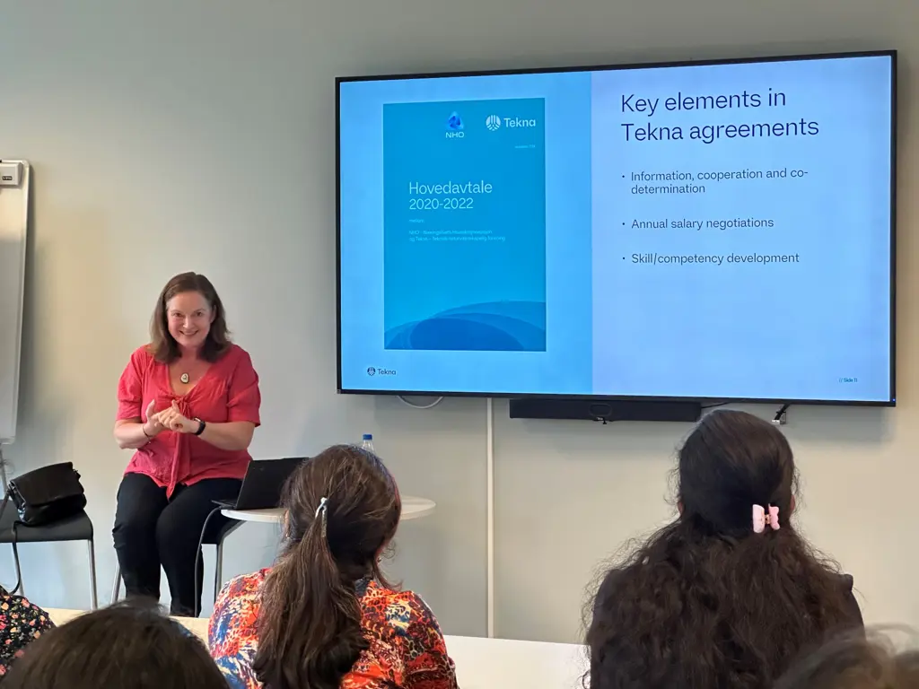 kvinne i rød skjorte holder presentasjon