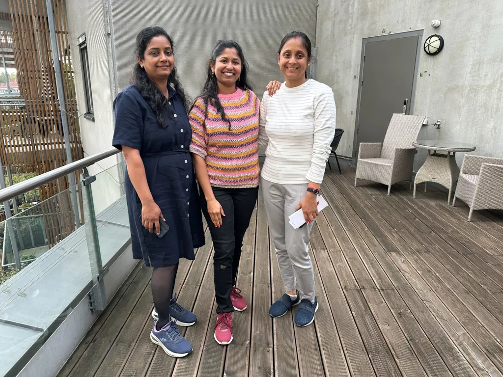 3 indiske kvinner ute