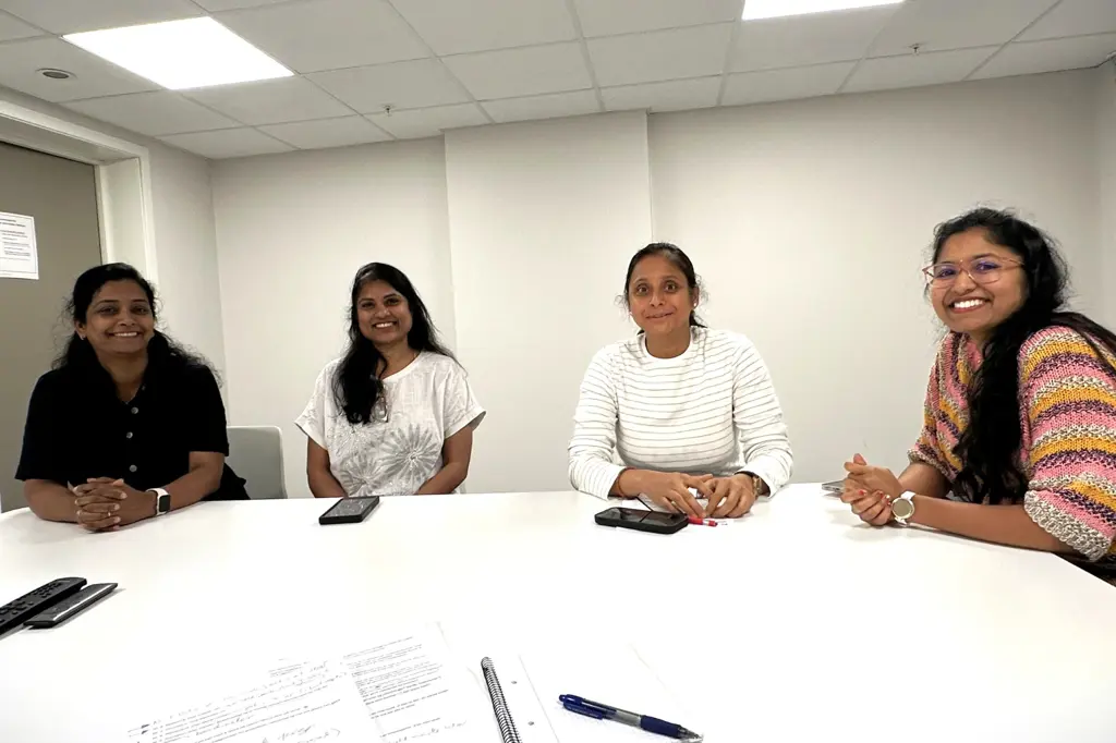 4 indiske kvinner ved bord