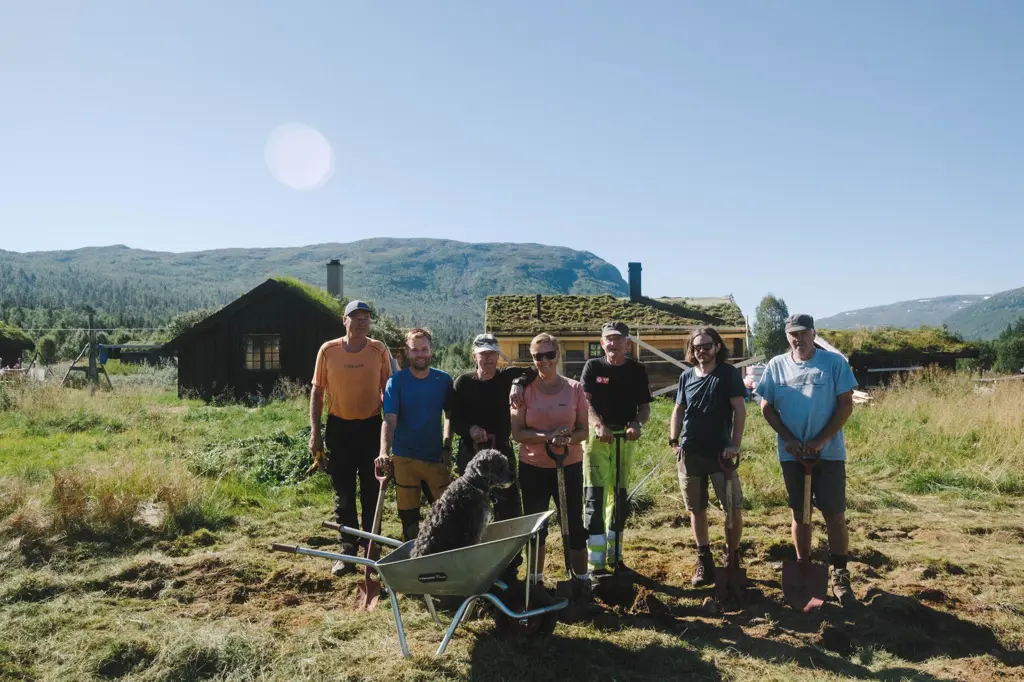 Dugnadsgjeng foran DNT-hytte