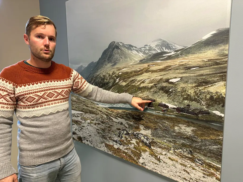 Mann peke på bilde med Rondvassbu