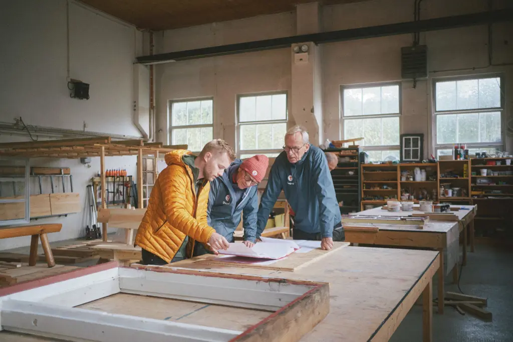 3 menn over byggetegninger