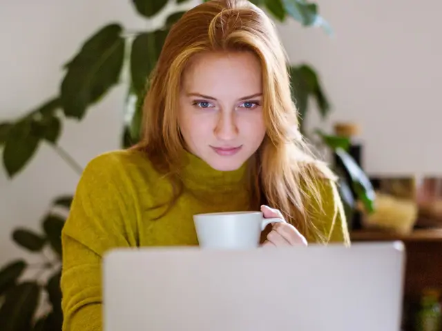 Unge kvinne i digitalt jobbintervju