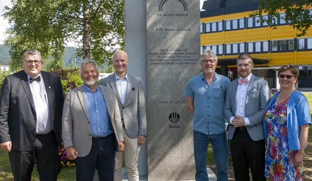 Tekna-president Lars Olav Grøvik sammen med andre entusiaster under avdukingen av Tekna-bautaen i Mo i Rana 10. juli 2021. 