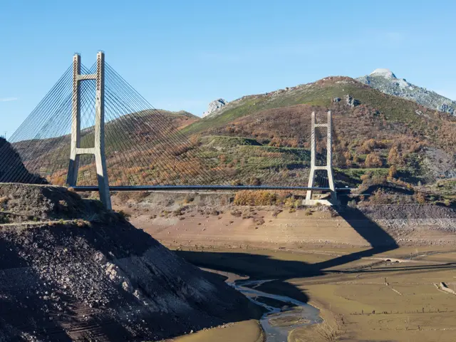 Uttørsket elv med bro i Spania