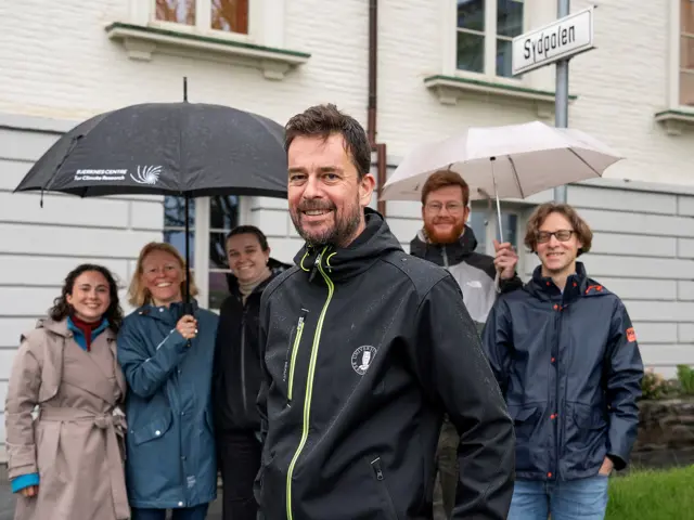 Mennesker i regn i Bergen