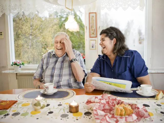 Eldre mann sammen med helsearbeider