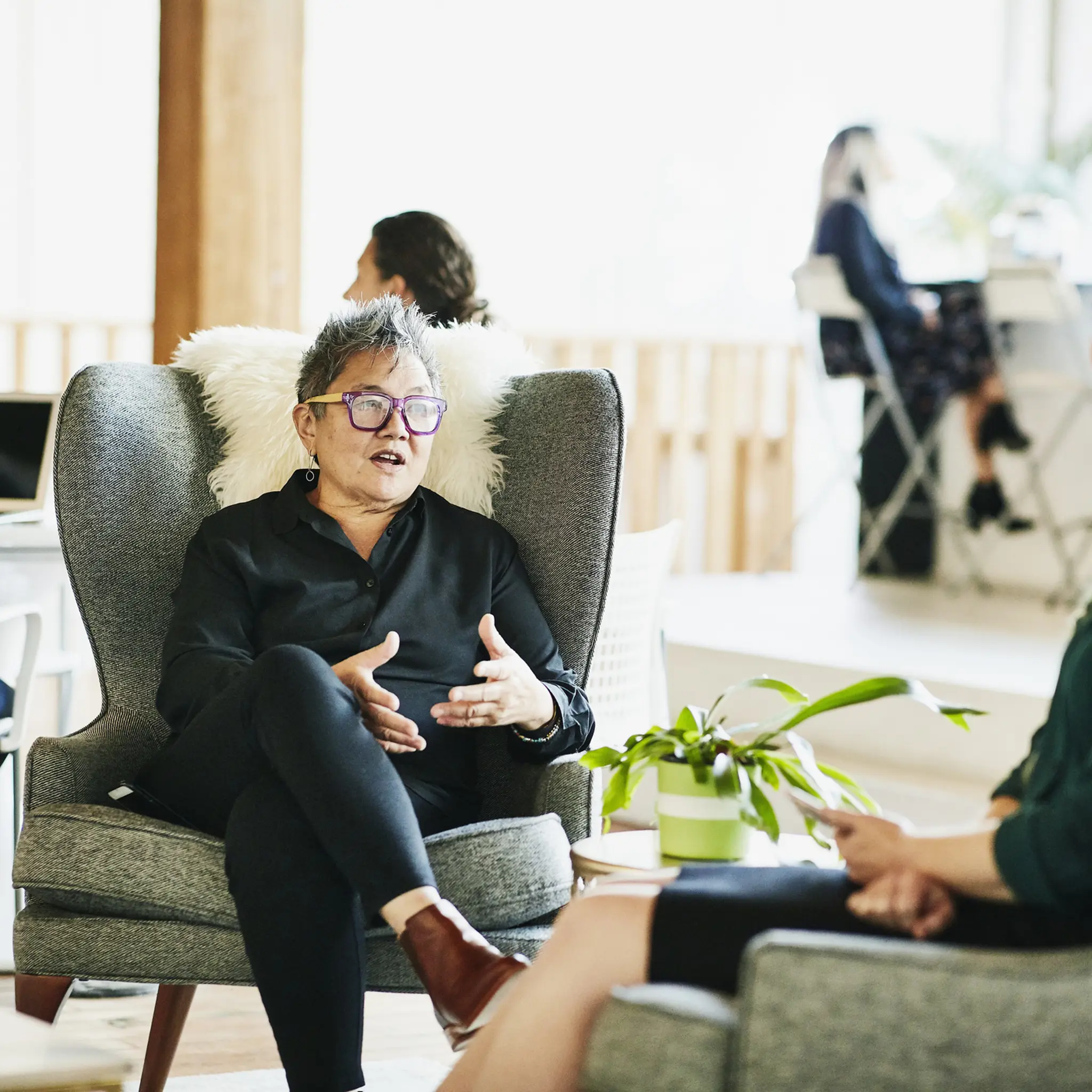 Illustrasjonsbilde av en kvinne som sitter og snakker med en annen