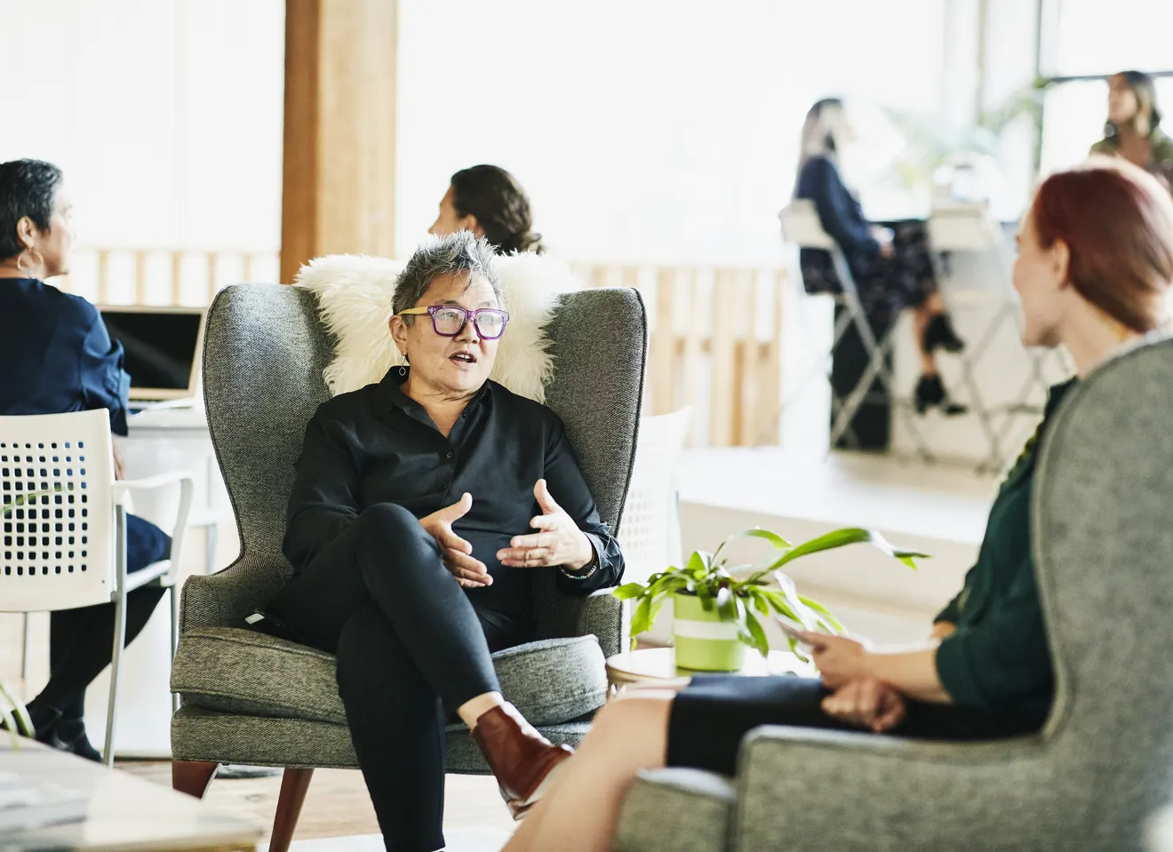 Illustrasjonsbilde av en kvinne som sitter og snakker med en annen