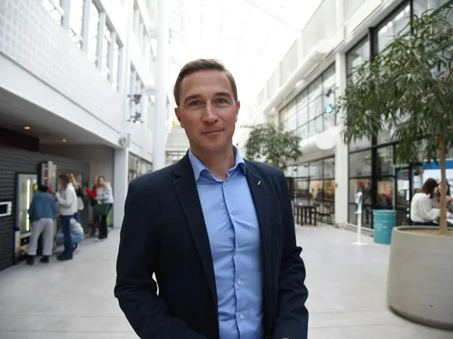 Mann som står i glassgate