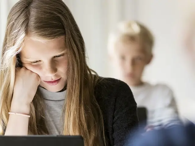 barn i klasserom med hver sin skjerm