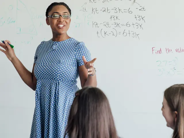 Mattelærer som underviser barn