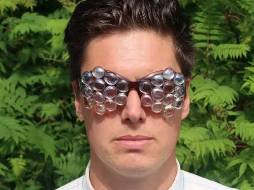 Andreas Wahl med solbriller som er dekket med mange små linser