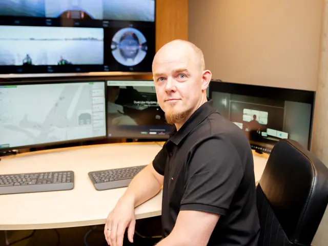 Mann ved flere skjermer