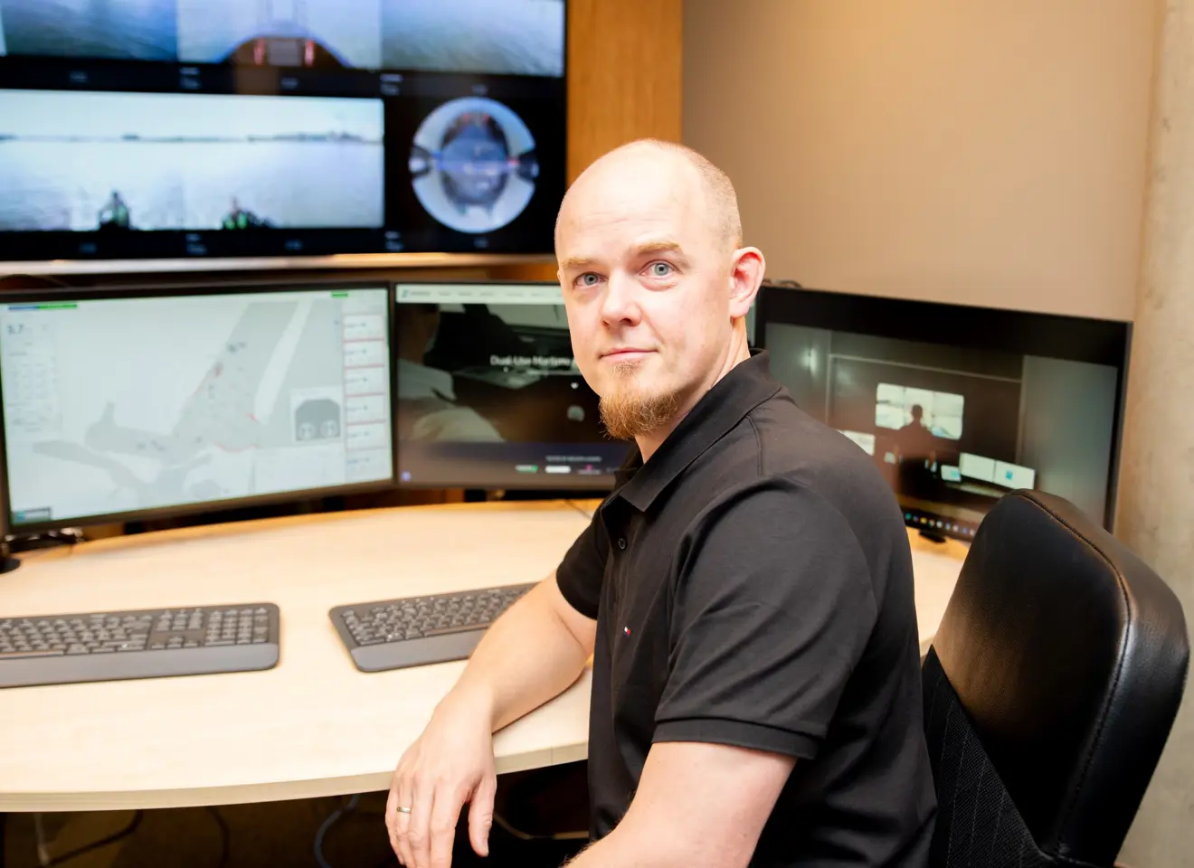 Mann ved flere skjermer