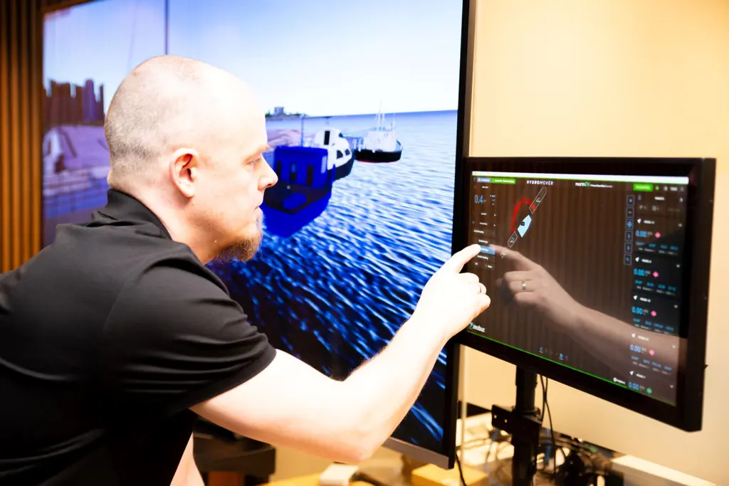 Mann peker på skjerm