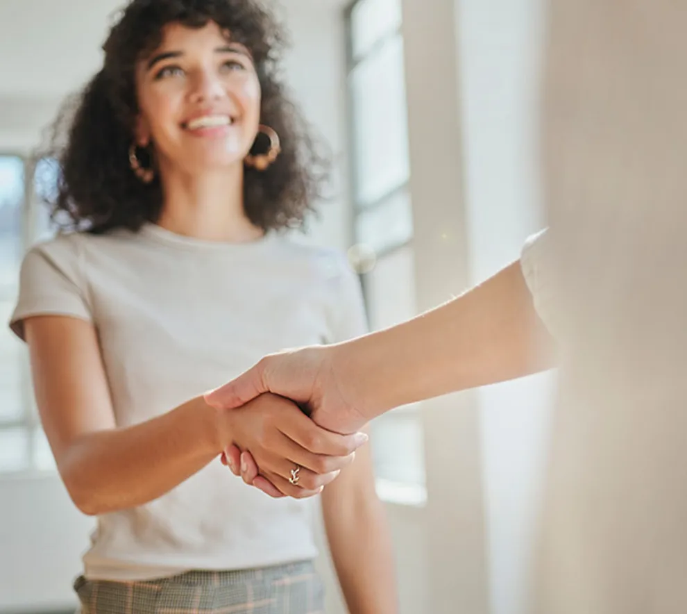 Person som håndhilser på en annen