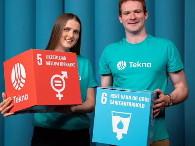 To unge mennesker holder to av bærekraftsmålene