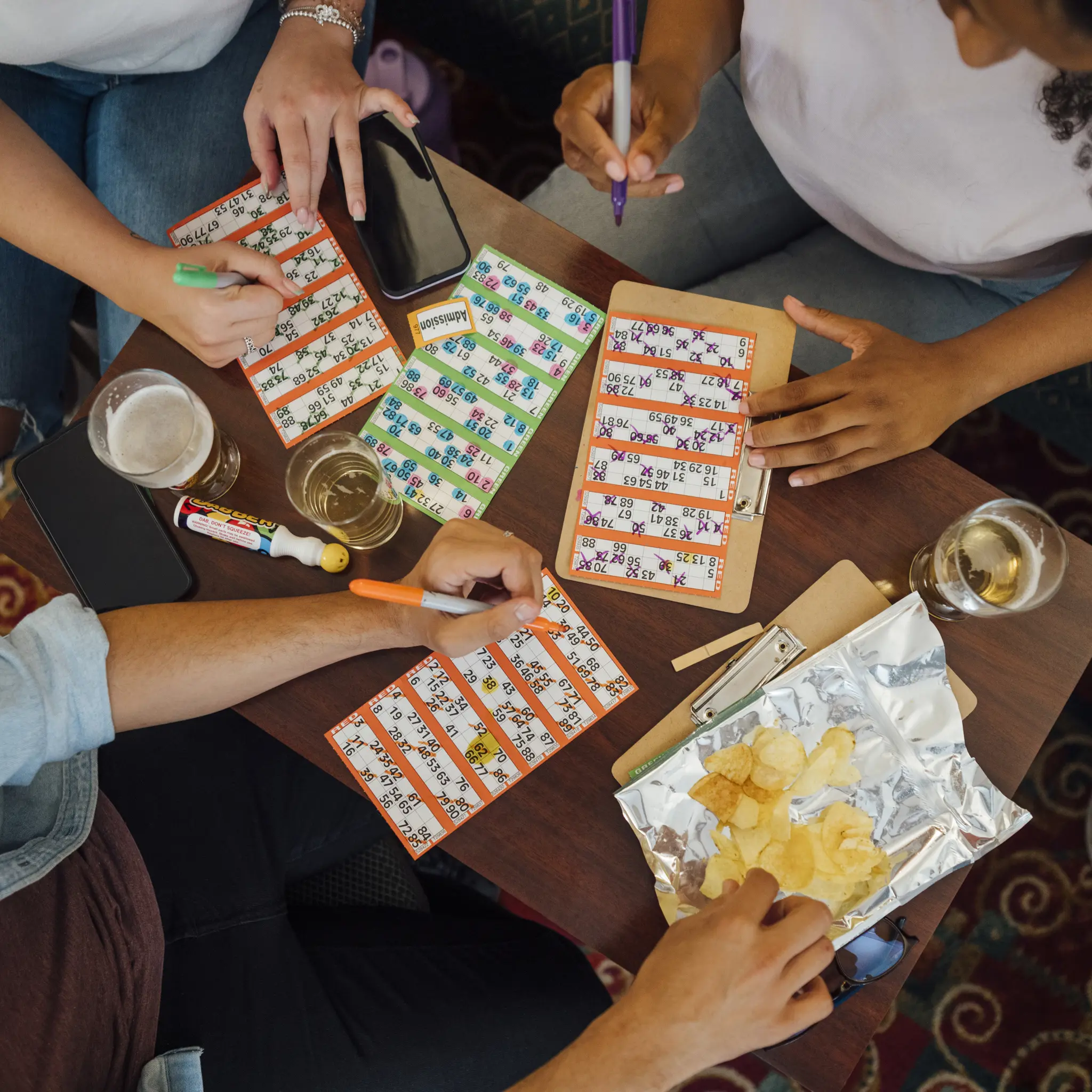 Mennesker som sitter rundt et bord og spiller bingo