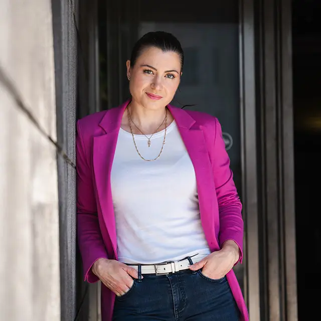 Elisabet Haugsbø i rosa dressjakke