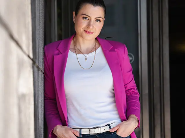 Elisabet Haugsbø i rosa dressjakke