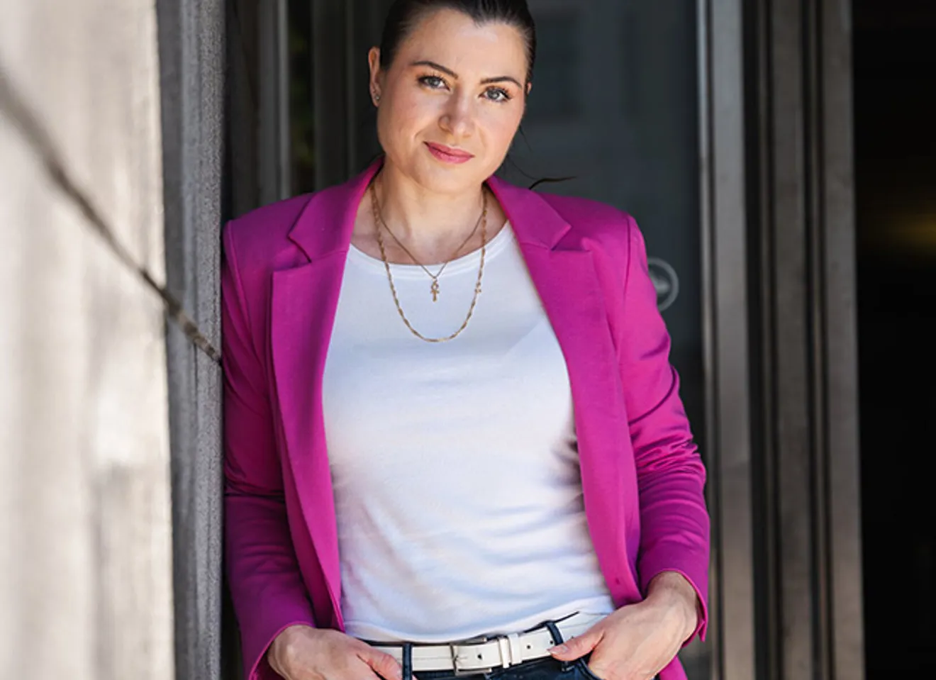 Elisabet Haugsbø i rosa dressjakke