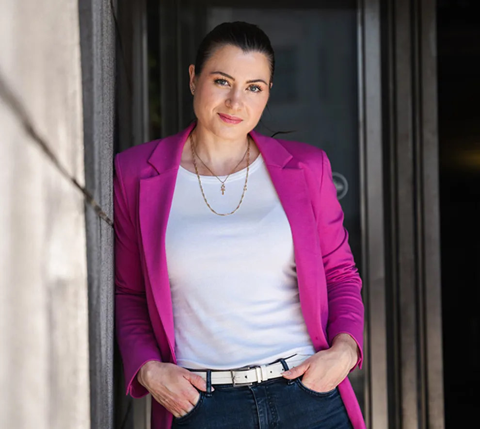 Elisabet Haugsbø i rosa dressjakke