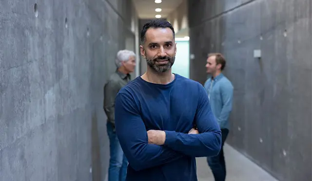 medium-Mann med skjegg st&aring;r selvsikkert i moderne betonggang 640x372.jpg