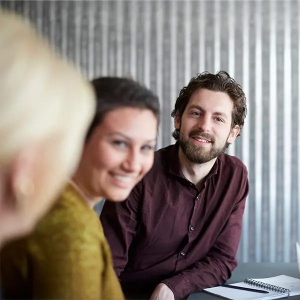 Tre personer i samtale