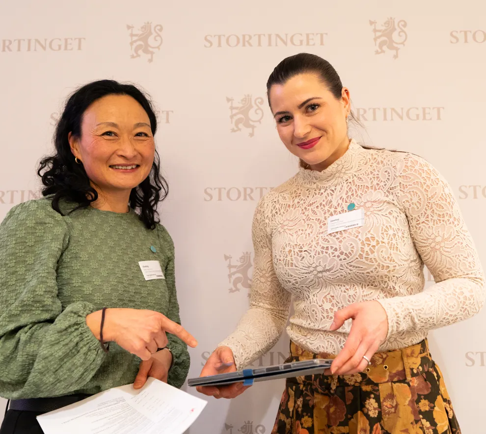 Sonja og Elisabet diskuterer