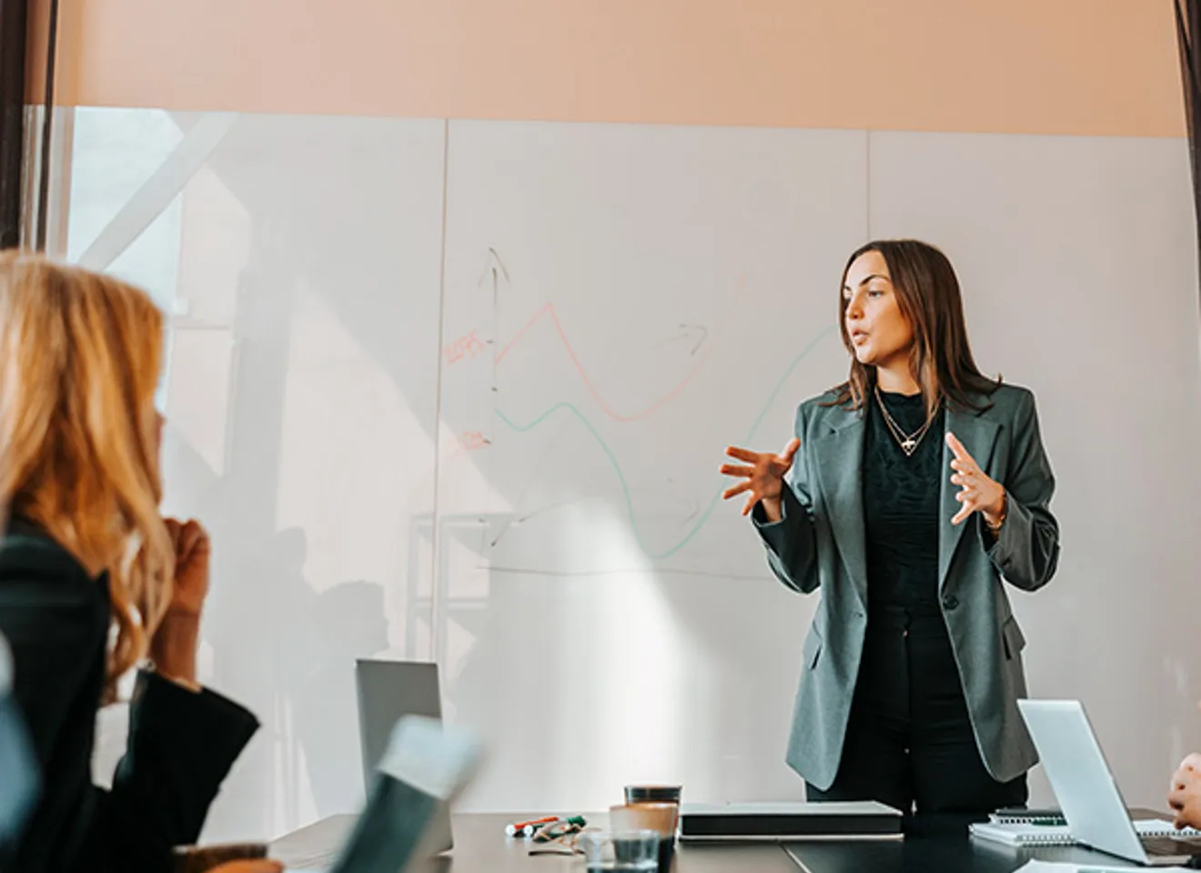 leder som snakker for forsamling