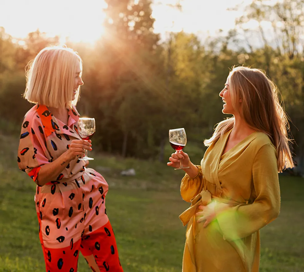 To kvinner som koser seg i en hage