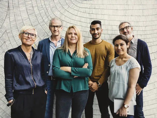 Gruppebilde av seks personer foran en vegg