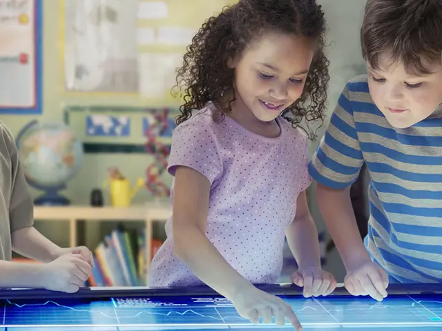 Unge barn bruker smartskjerm i undervisning