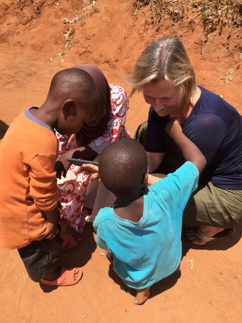Nærbilde av Øderud med 2-3 afrikanske barn