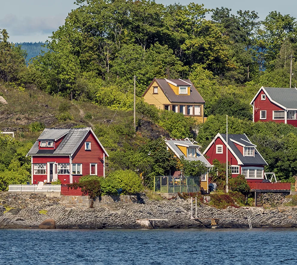 Sommerhus i forskjellige farger på Bleikøya i Oslofjorden