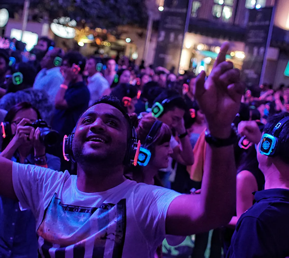 Folk som er på silent disco med øreklokker