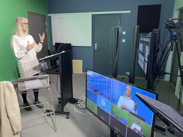 Vigdis Austrheim holder webinar foran kamera 