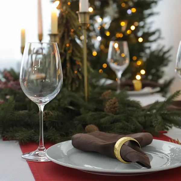 Dekket bord med julepynt