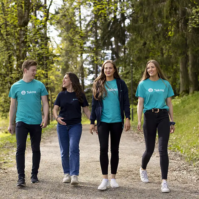 Fire studenter som går sammen med Tekna t-skjorter