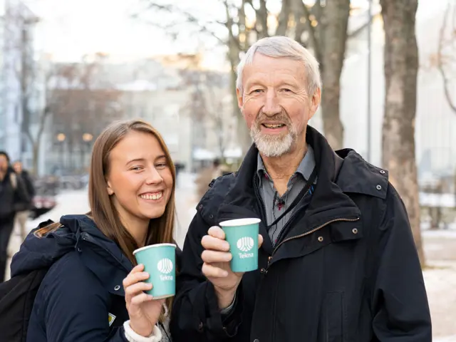 Terje og Sanne i nærbilde smilende med en kopp med Tekna på i hver sin hånd