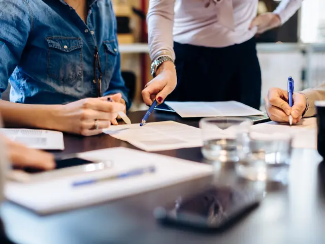 Illustrasjonsbilde av flere hender som holder pen og signerer en avtale