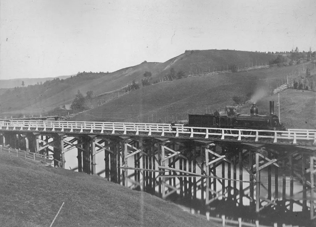 et damplokomotiv på brua over Andelva på slutten av 1800-tallet