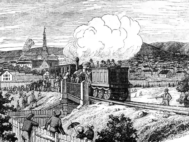 Illustrasjon av et tog som kjører på  skinner  mot det som kan se ut som Oslo. Mange folk  er samlet for å se på