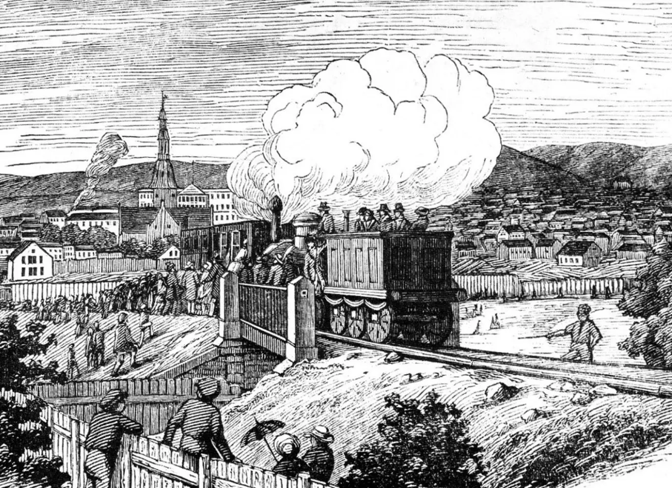 Illustrasjon av et tog som kjører på  skinner  mot det som kan se ut som Oslo. Mange folk  er samlet for å se på