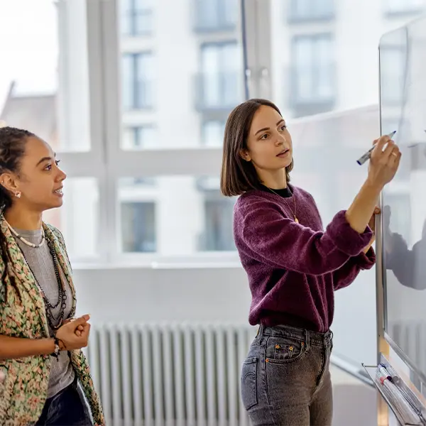 Kvinner som samarbeider om prosjekt