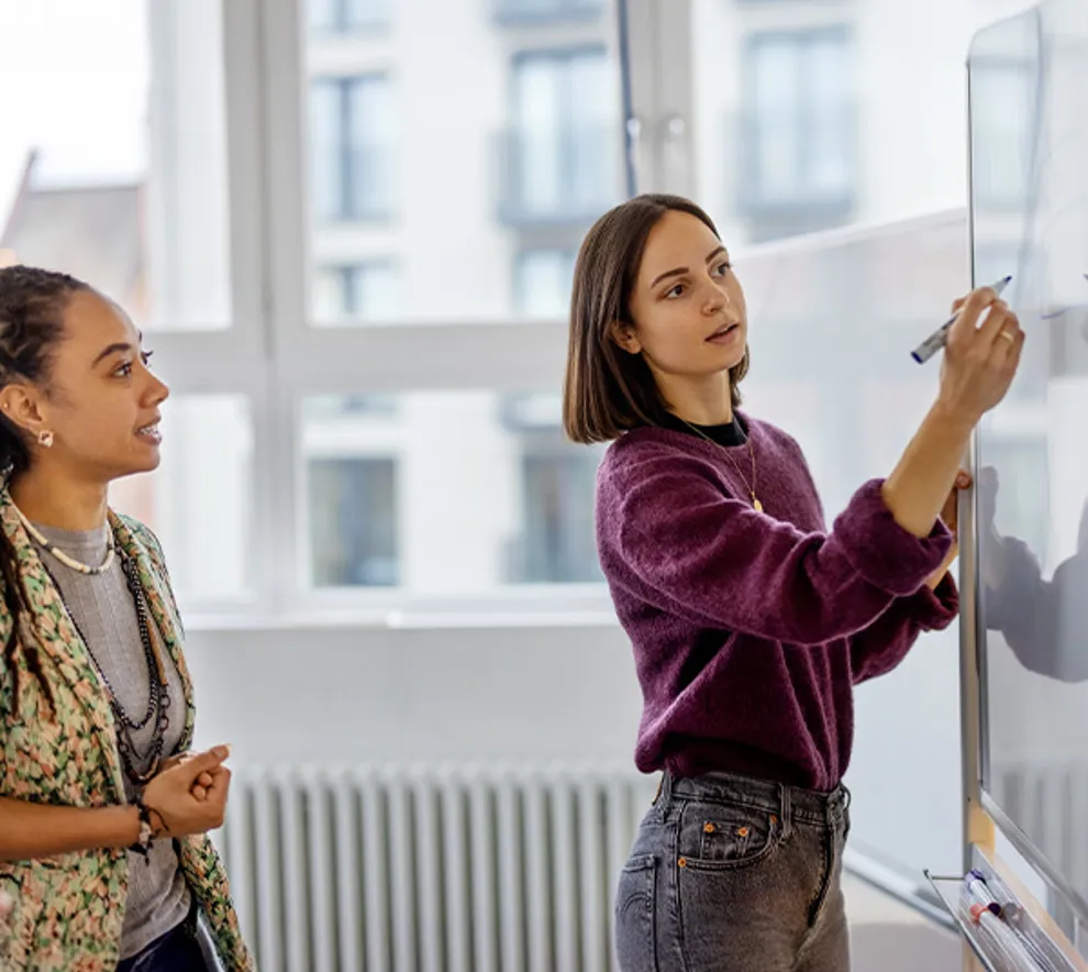 Kvinner som samarbeider om prosjekt